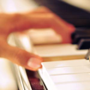 纲手吃雷影大狙的由来和寓意
